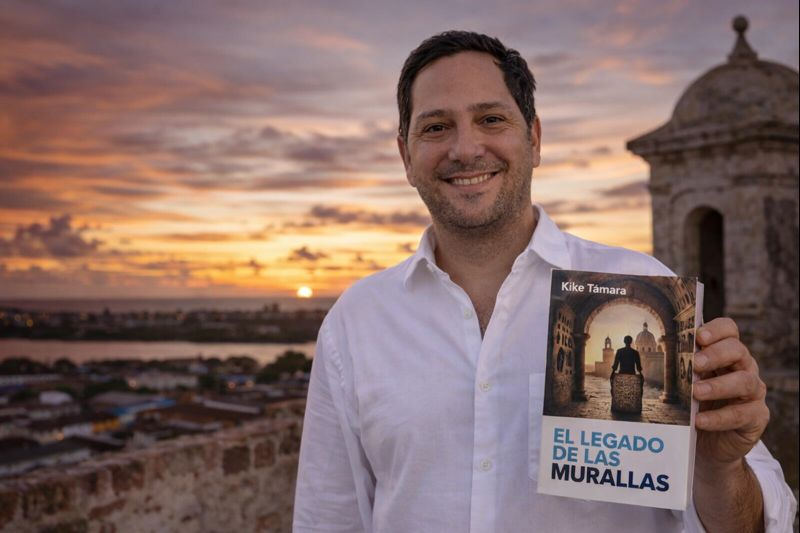 Kike Támara con su obra El Legado de las Murallas